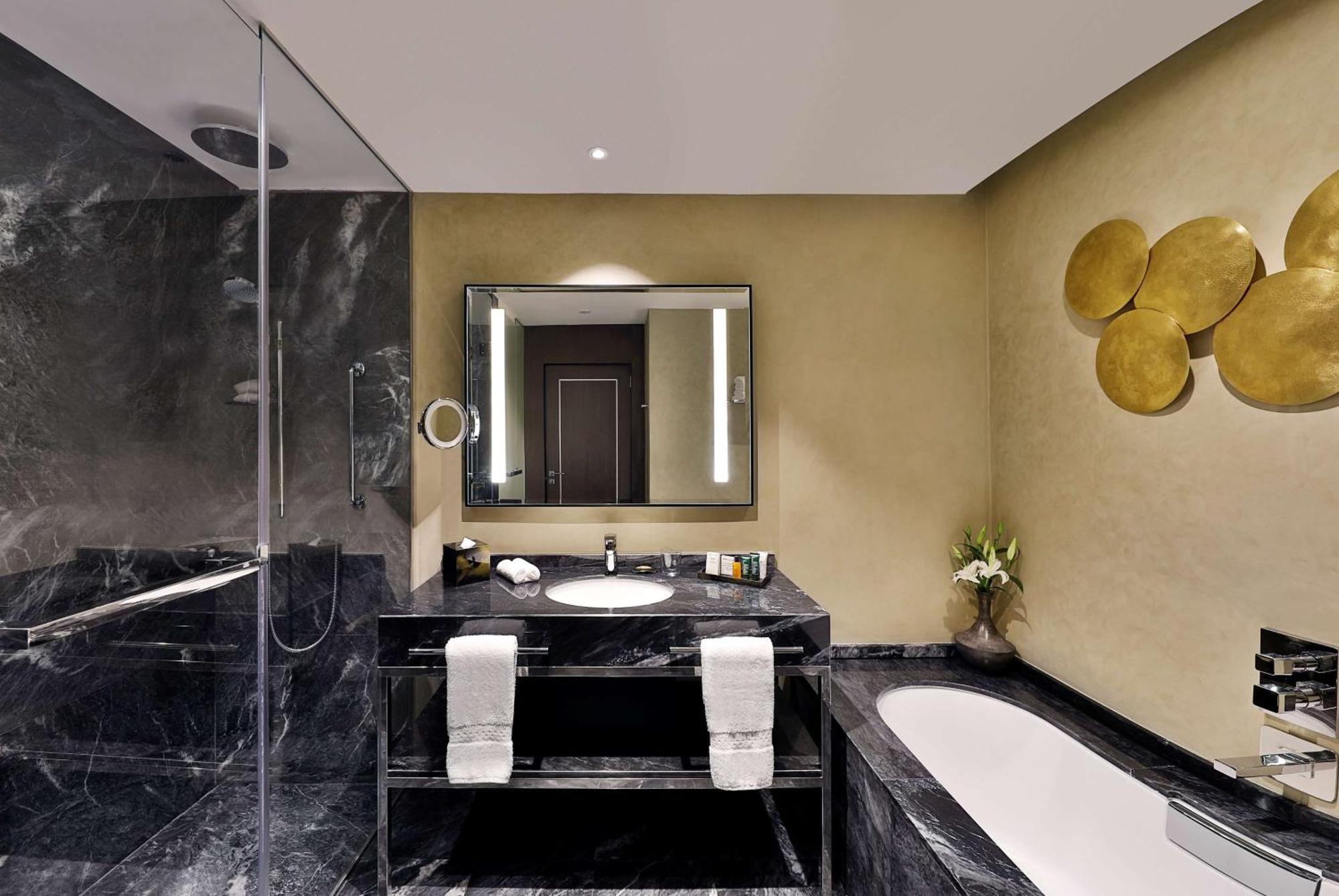 Hilton Tanger City Center Экстерьер фото Bathroom